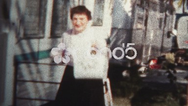 (8mm Vintage) 1957 Women Man Leaving Trailer Home Park