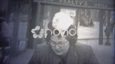 1946: Mom Uses Safety Harness Leash on Baby in NYC