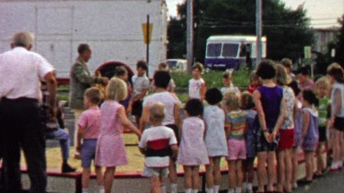 1967: Charlatan Leads Kids in Free-for-All Treasure Hunt in Sand