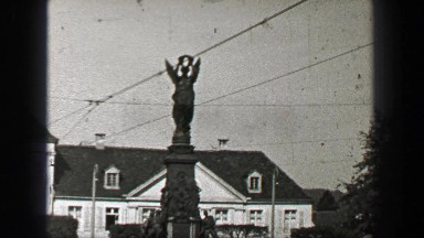 1937: German angel guardian statue in wealthy suburban villa home. HAMBURG,
