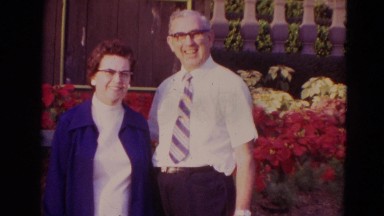 1974: the couple makes a lip kiss WALT DISNEY WORLD, FLORIDA