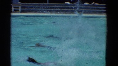 1953: the scene shows children who jump in the pool for a race