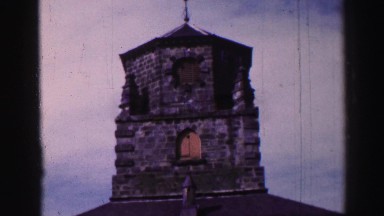 1952: viewing the pillar of an old, gothic-styled home ENGLAND