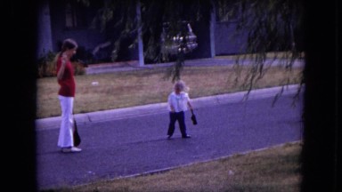 1970: a mother is seen with his daughter WHITE SANDS, FLORIDA