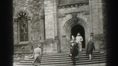 1952: people brave the winds trying to make a photo on the stairs of the quaint