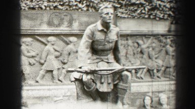 1952: people sit behind statue EDINBOURGH, SCOTLAND