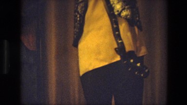 1974: a man is seen with a snake INDIA