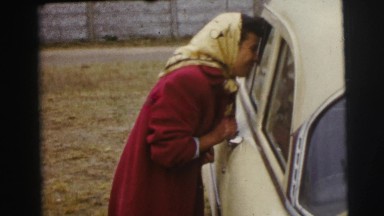 1955: lady questions driver in car LE MANS GRAND PRIX, FRANCE