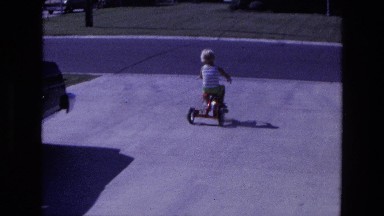 1975: a child is seen on a cycle CALIFORNIA