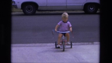 1975: toddlers is seen on cycle CALIFORNIA