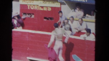 1962: bullfighter goes to his knees while fighting an injured bull SAN PEDRO