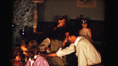 1961: father and his children engaged in beautifying a christmas tree MINNESOTA