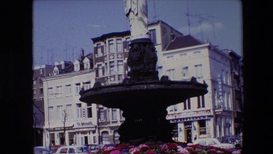 1967: huge statue of a man pointing in a city
