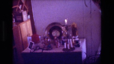 1981: christmas tree is up in the home. HOLLYWOOD CALIFORNIA