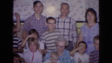 1964: the family members staying together in the room for a photo session
