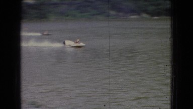 1965: speed boats are participating in the racing competition through the river