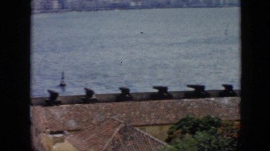1956: visitors watching the ocean at work. CUBA