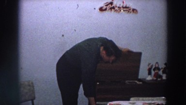 1958: man putting on his favorite record. ITALY