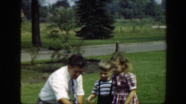 1948: father and children enjoying a day visiting flowers. WASHINGTON DC