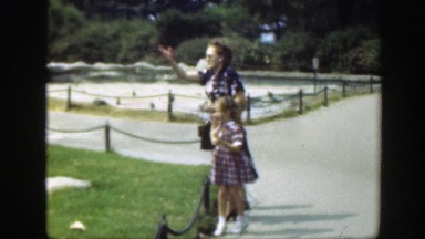1948: mother and children feeding the birds. WASHINGTON DC