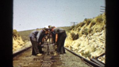1936: men working on the railroad CALIFORNIA
