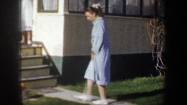 1957: two women are in front of a house, one of them caresses a cat WYOMING