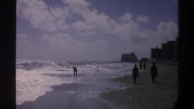 1974: view of sites walking along the beach, admiring the tall buildings FLORIDA