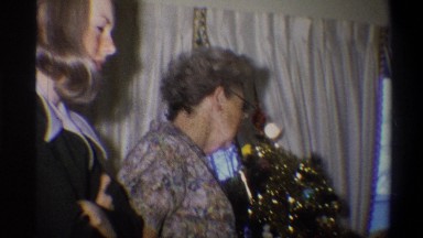 1973: family inside the living room on christmas day. NEW YORK