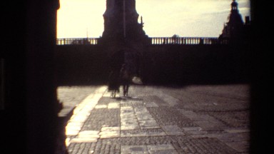 1982: tourists walking around in front of an important building. DENMARK