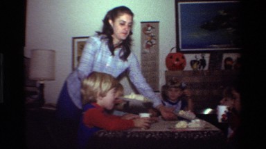 1981: party of children gathered around the table CALIFORNIA