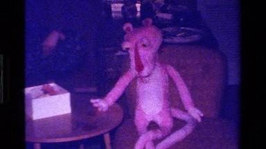 1979: opening gifts in a house accompanied by a large pink panther CALIFORNIA
