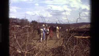1983: number of people are walking along the dry area with nothing around