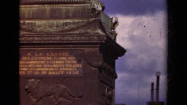 1939: view of the base of a monumental column with a writing in french