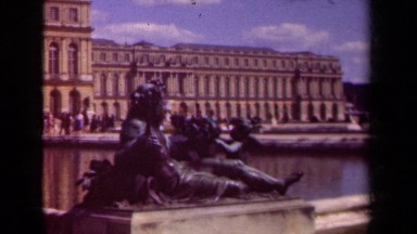 1939: a large area with lots of buildings and many people are moving around