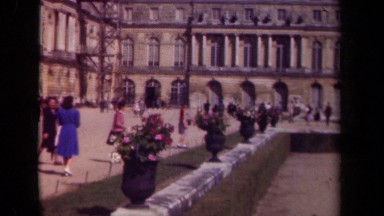 1939: people walk slowly around the courtyard. PARIS FRANCE