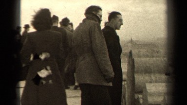 1947: a group of people visit a historic site on a windy day PARIS FRANCE