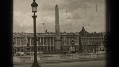 1947: number of vehicles moving on a road surrounded by many buildings PARIS