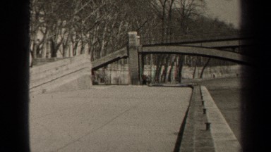 1947: metal arches supports horizontal span across river between pathway