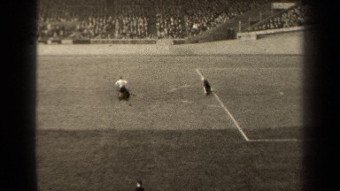 1947: a play in front of big crowd PARIS FRANCE