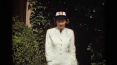 1947: the woman was walking, standing and watching NEW YORK