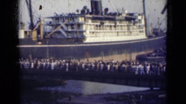 1947: the ship was standing in seand people were walking INDIA