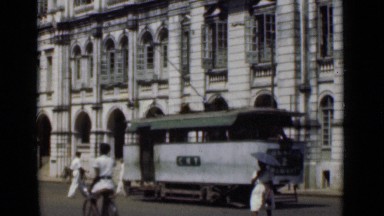 1946: busy street with lot of vehicles and pedestrians moving