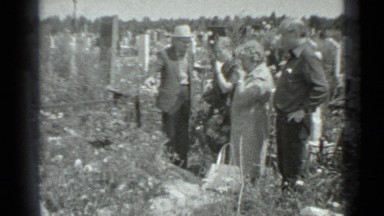 1983: four people gathered at grave crying and talking RUSSIA