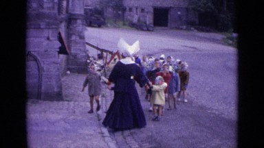 1962: children going inside building SWITZERLAND