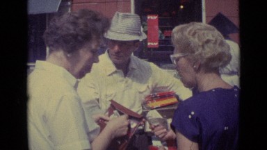 1962: two ladies exchange their rupee notes in road VATICAN CITY