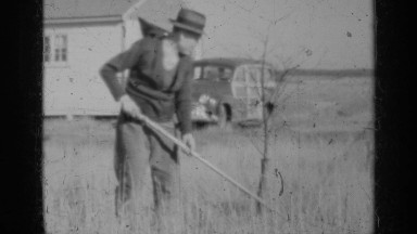 1947: a worker is reducing the grass in the garden in front of house ILLINOIS