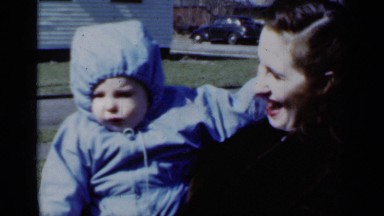 1950: lady holding an young child NEW YORK