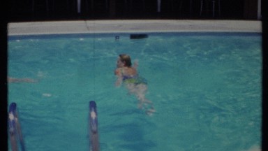 1971: the two beautiful girls swimming in the swimming pool CALIFORNIA