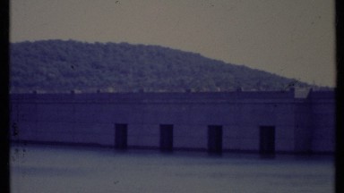 1971: the reservoir of a large dam with water full to its capacity CALIFORNIA