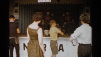 1959: the child won the game and got the prize with his mother SAN FRANCISCO